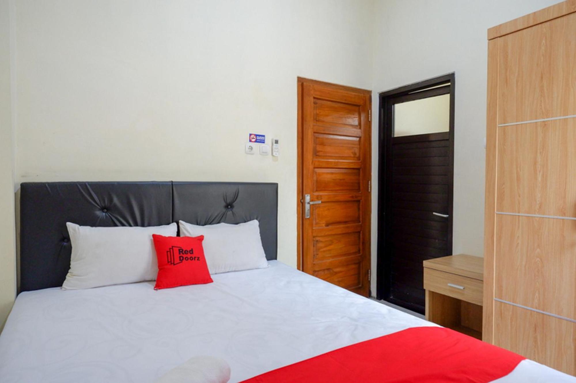 Hotel Reddoorz Syariah Near Purwosari Train Station Solo Esterno foto
