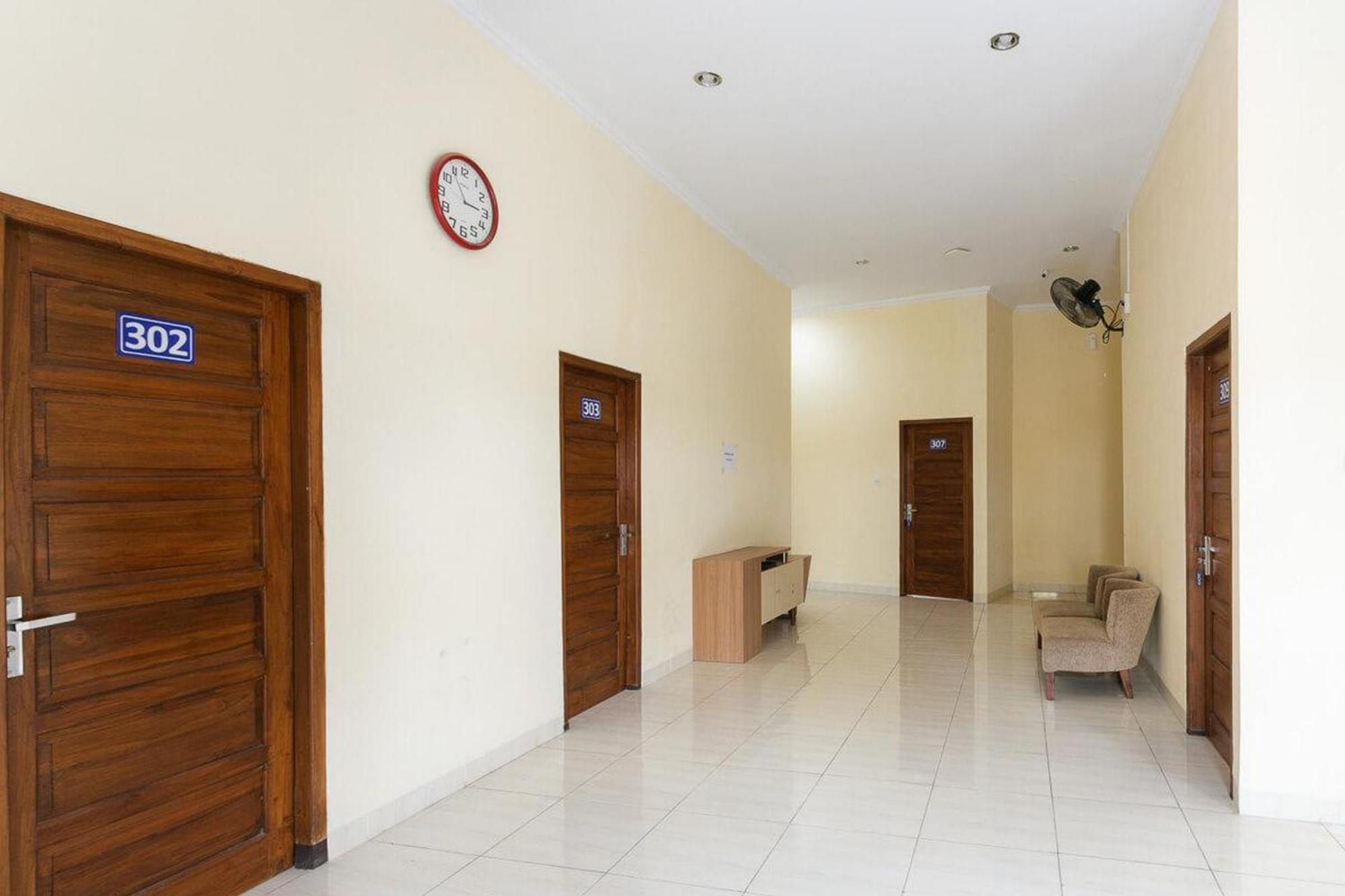 Hotel Reddoorz Syariah Near Purwosari Train Station Solo Esterno foto