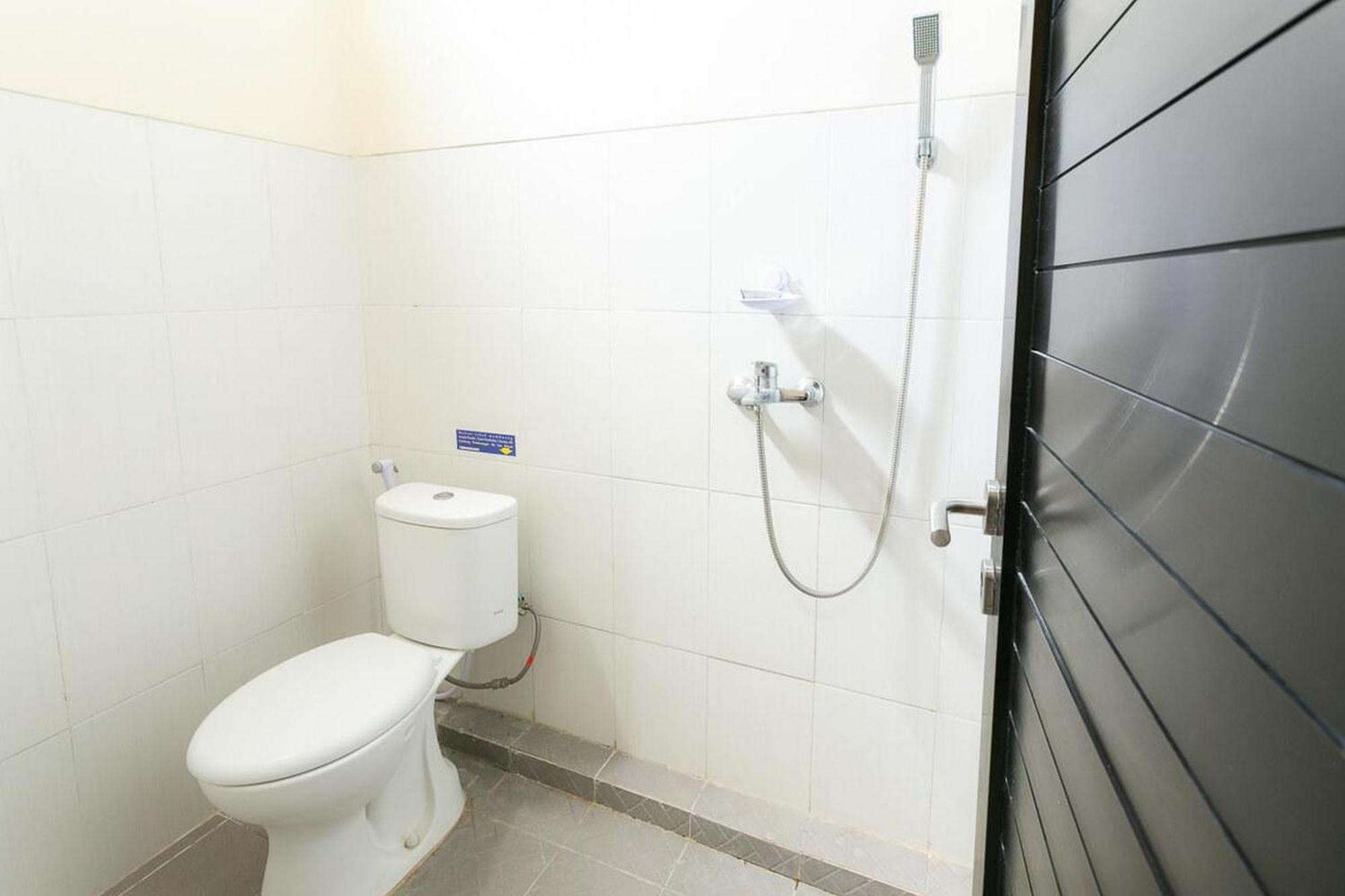 Hotel Reddoorz Syariah Near Purwosari Train Station Solo Esterno foto