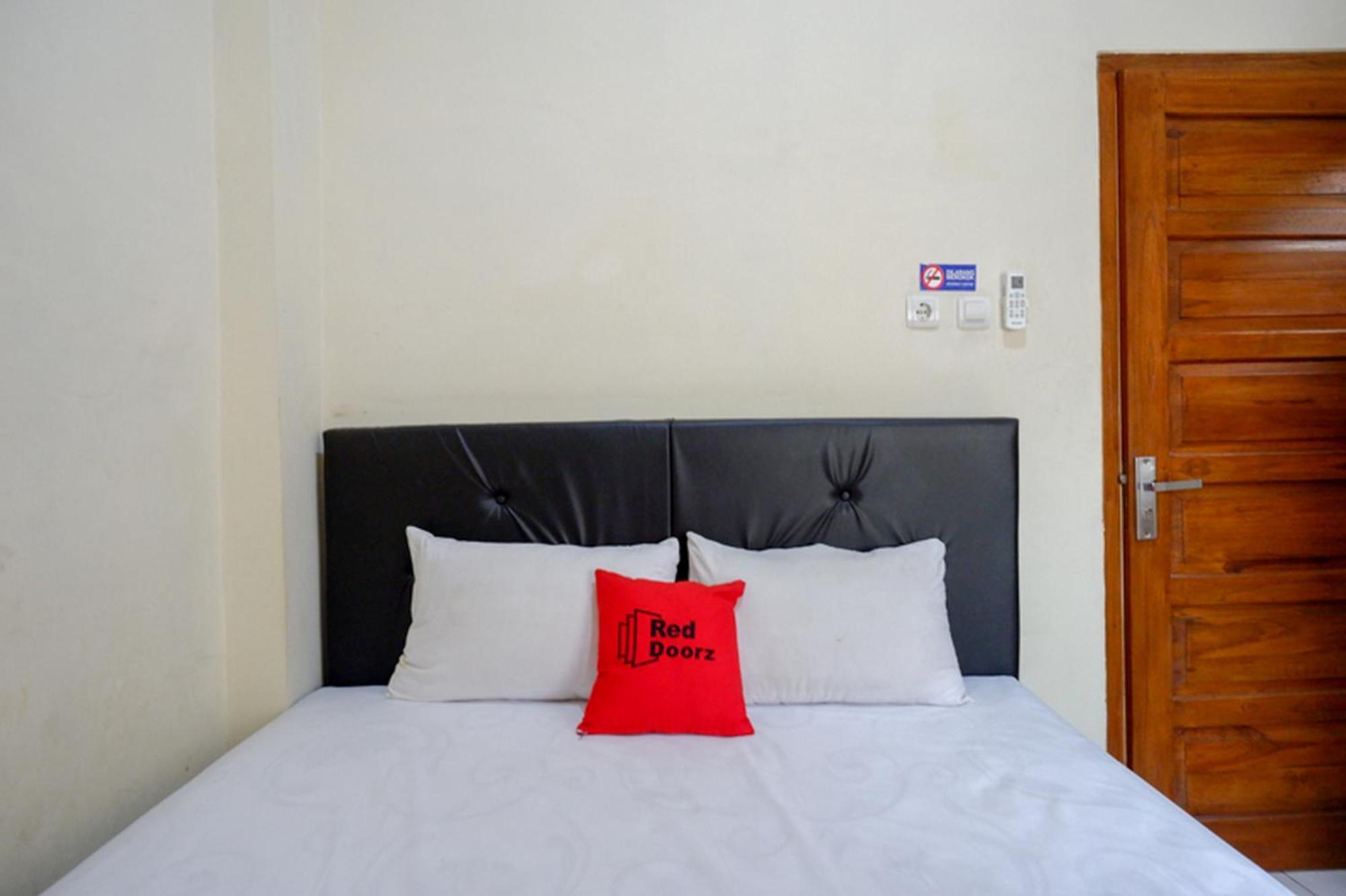 Hotel Reddoorz Syariah Near Purwosari Train Station Solo Esterno foto