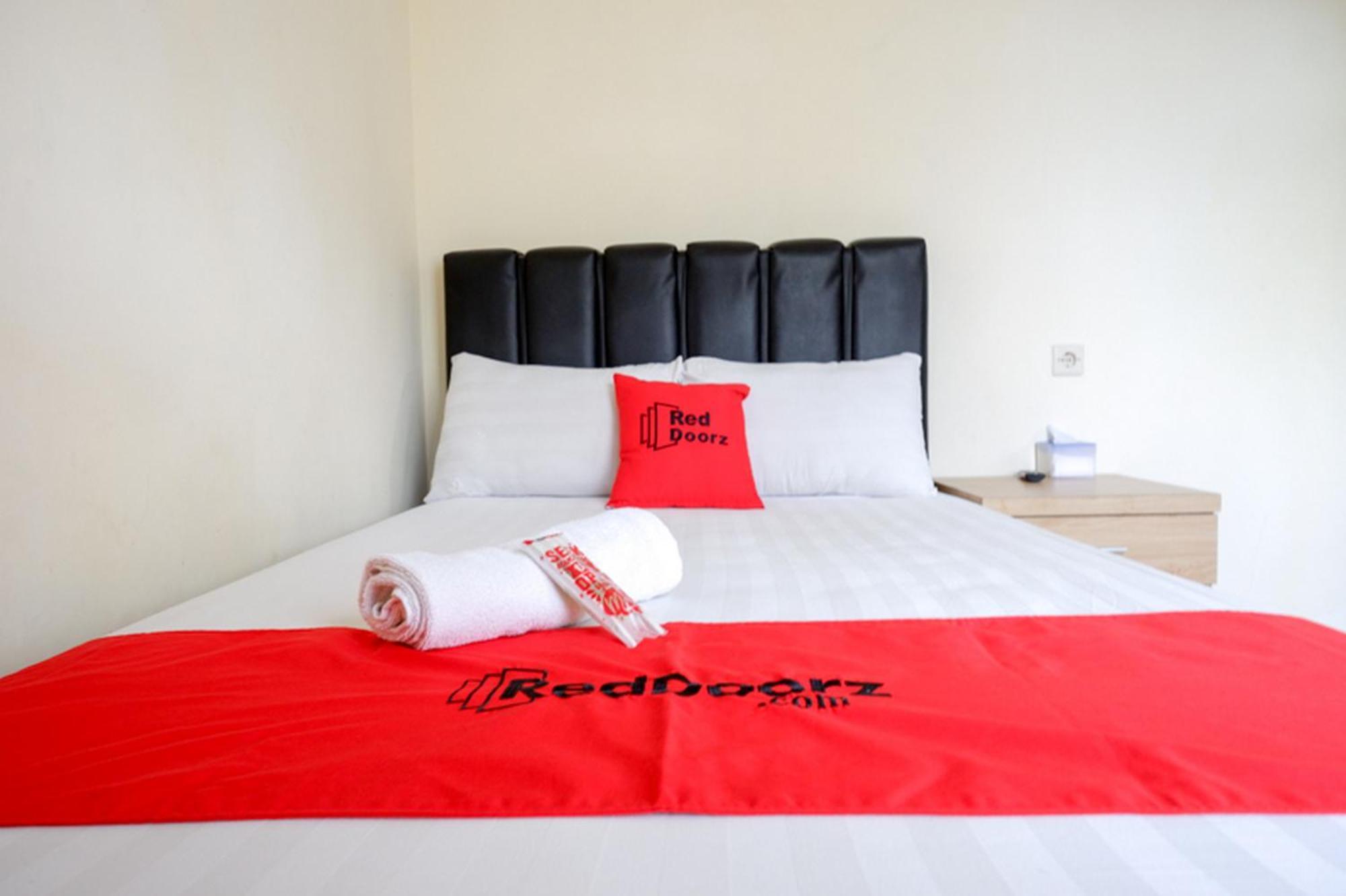 Hotel Reddoorz Syariah Near Purwosari Train Station Solo Esterno foto