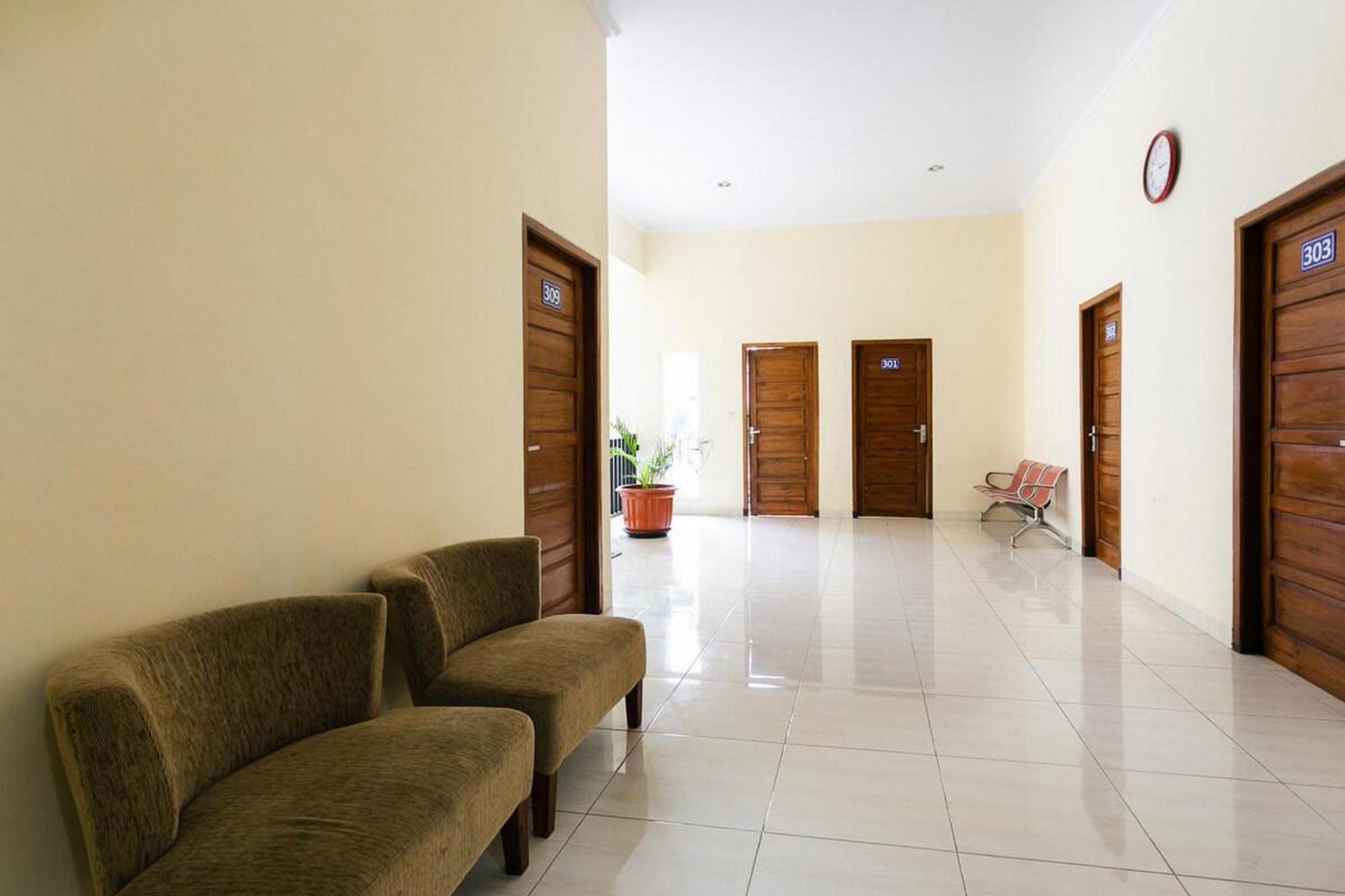 Hotel Reddoorz Syariah Near Purwosari Train Station Solo Esterno foto