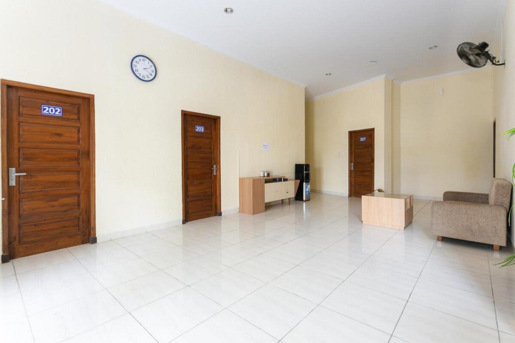 Hotel Reddoorz Syariah Near Purwosari Train Station Solo Esterno foto