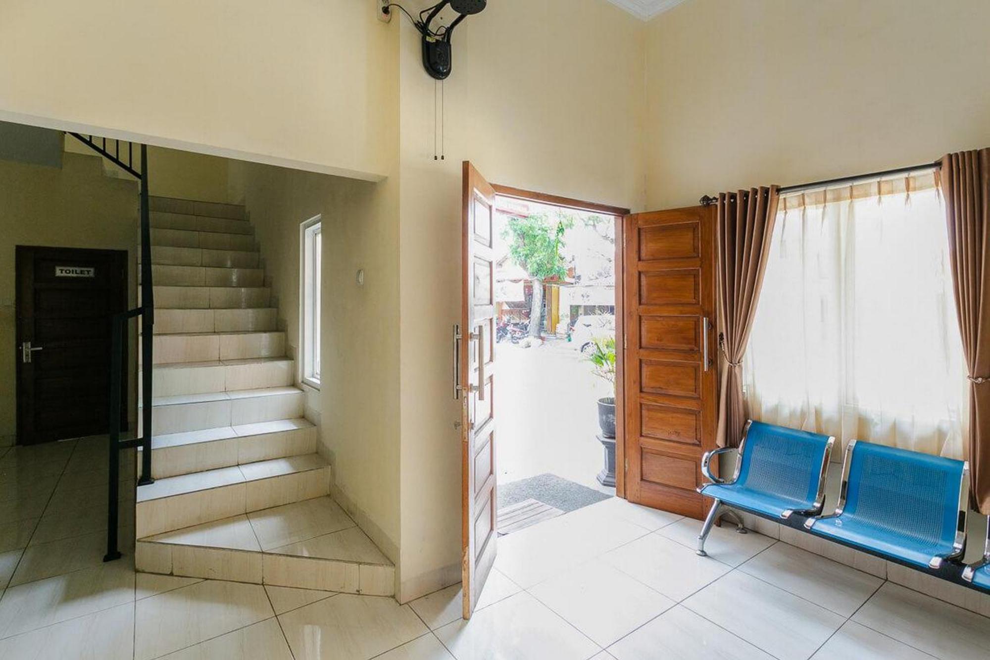 Hotel Reddoorz Syariah Near Purwosari Train Station Solo Esterno foto