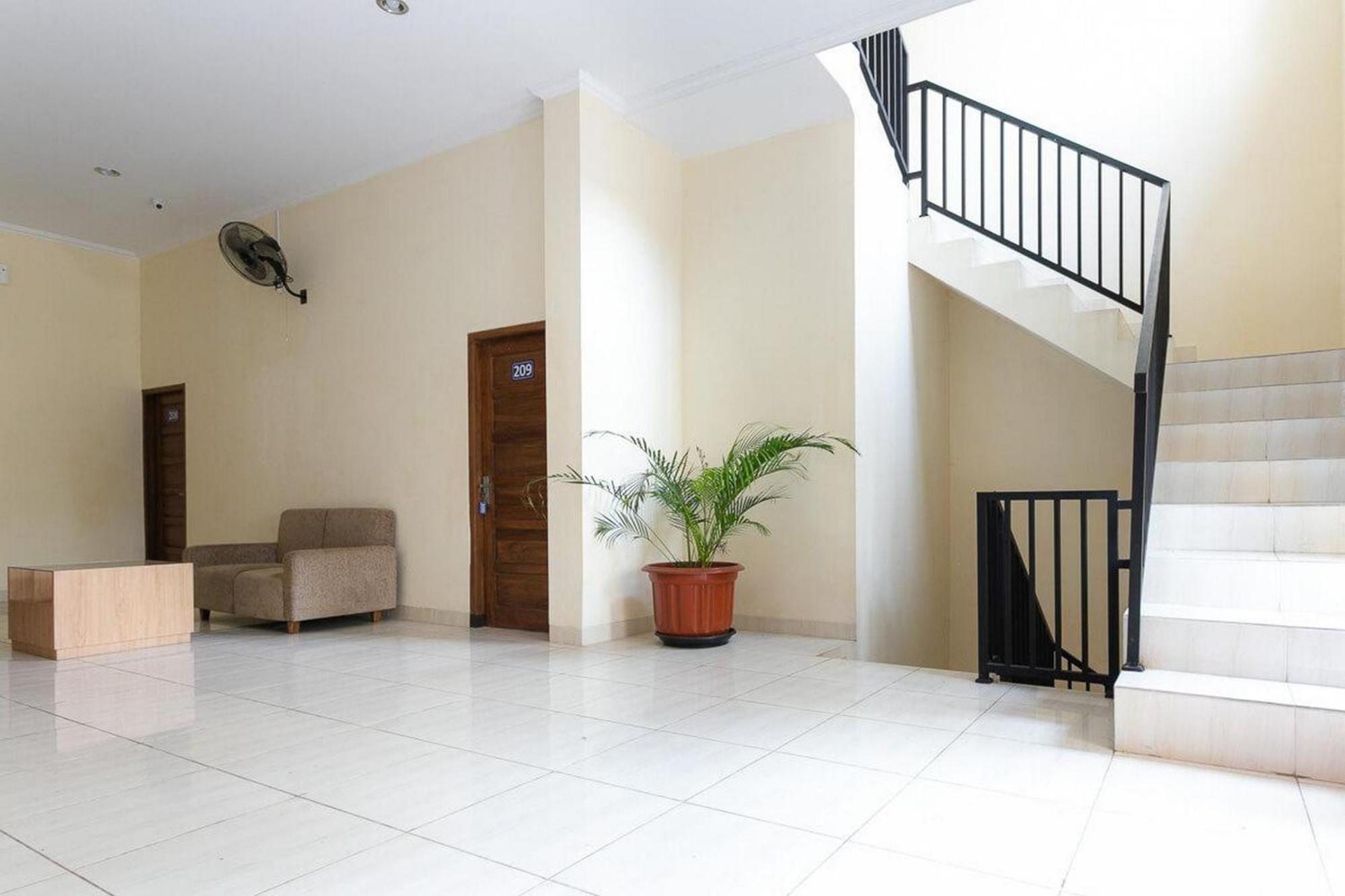 Hotel Reddoorz Syariah Near Purwosari Train Station Solo Esterno foto